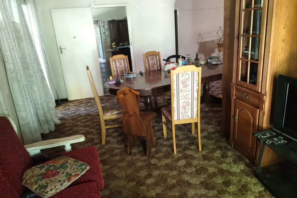 Investor’s Dream on 2552m2 Stand with Flatlet and Borehole - Photo 3