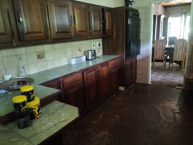 Investor’s Dream on 2552m2 Stand with Flatlet and Borehole - Photo 4