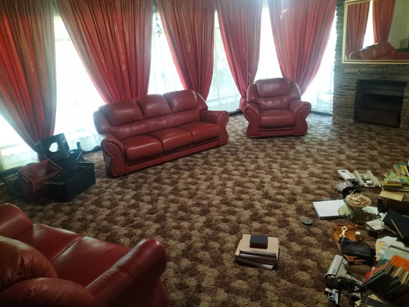 Investor’s Dream on 2552m2 Stand with Flatlet and Borehole - Photo 2