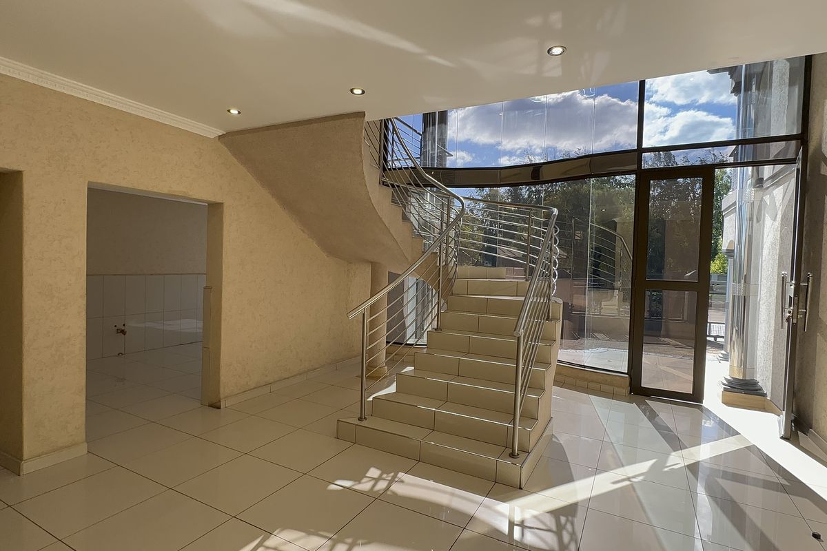 Luxurious 5-Bedroom Family Home in Secure Helderwyk Estate - Photo 2