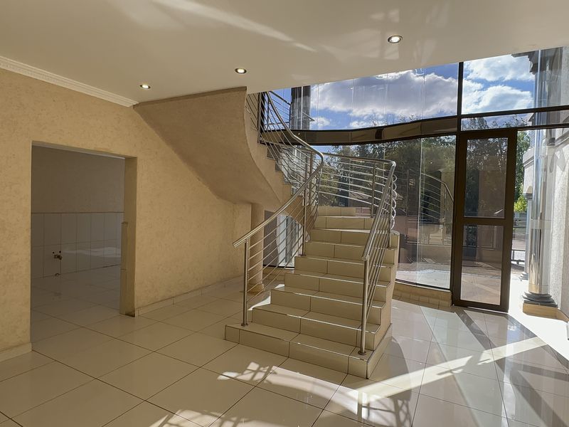Luxurious 5-Bedroom Family Home in Secure Helderwyk Estate - Photo 2