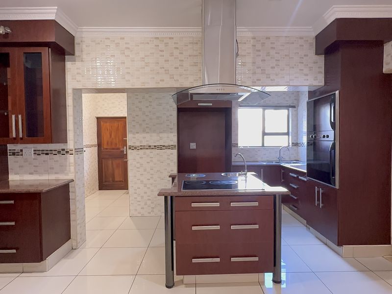 Luxurious 5-Bedroom Family Home in Secure Helderwyk Estate - Photo 4