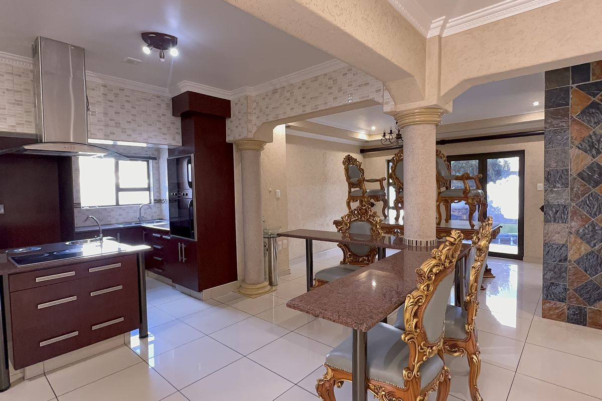 Luxurious 5-Bedroom Family Home in Secure Helderwyk Estate - Photo 3