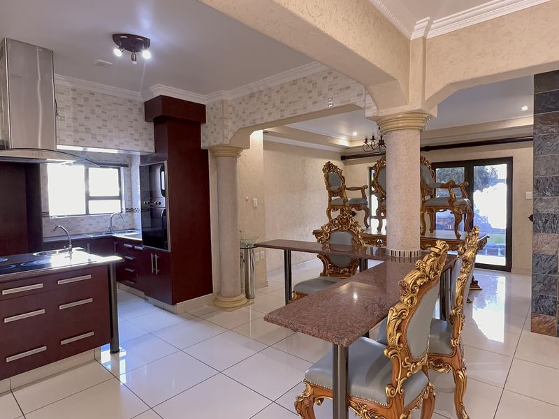 Luxurious 5-Bedroom Family Home in Secure Helderwyk Estate - Photo 3