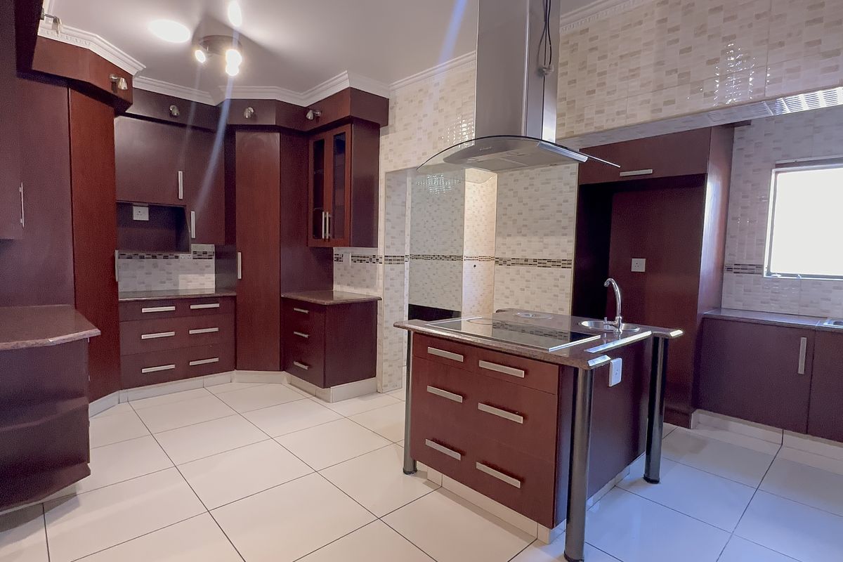 Luxurious 5-Bedroom Family Home in Secure Helderwyk Estate - Photo 5