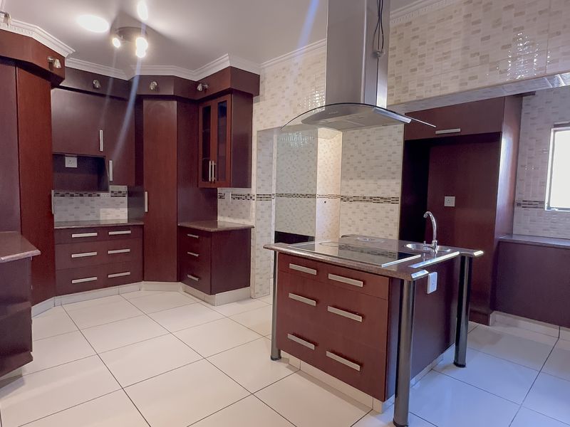 Luxurious 5-Bedroom Family Home in Secure Helderwyk Estate - Photo 5