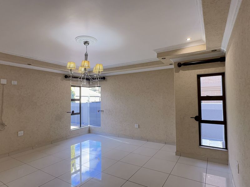 Luxurious 5-Bedroom Family Home in Secure Helderwyk Estate - Photo 10