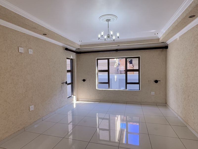 Luxurious 5-Bedroom Family Home in Secure Helderwyk Estate - Photo 9