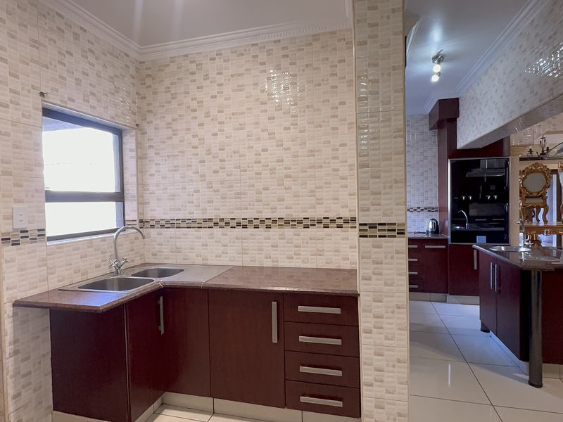 Luxurious 5-Bedroom Family Home in Secure Helderwyk Estate - Photo 6