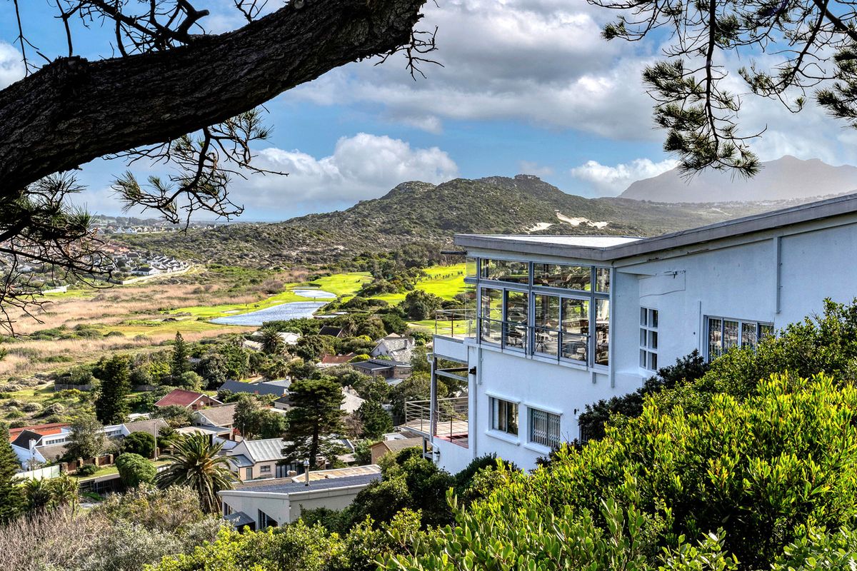 5 Bedroomed House in Clovelly, Fish Hoek - Photo 3