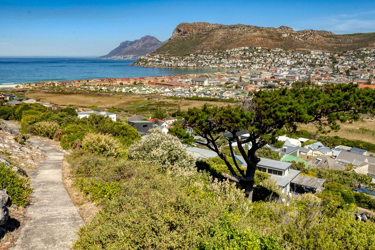 5 Bedroomed House in Clovelly, Fish Hoek - Photo 2