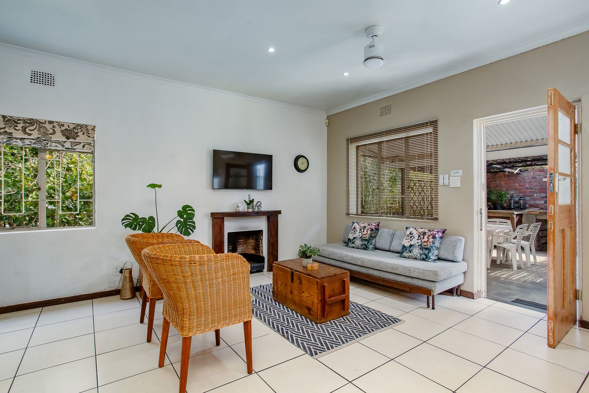 Charming Family Home in Quiet Neigbourhood - Photo 2