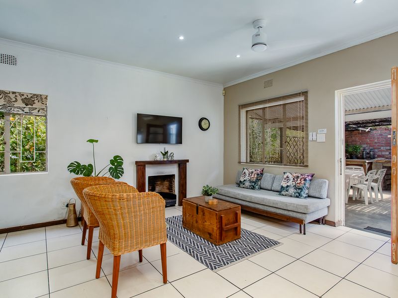 Charming Family Home in Quiet Neigbourhood - Photo 2