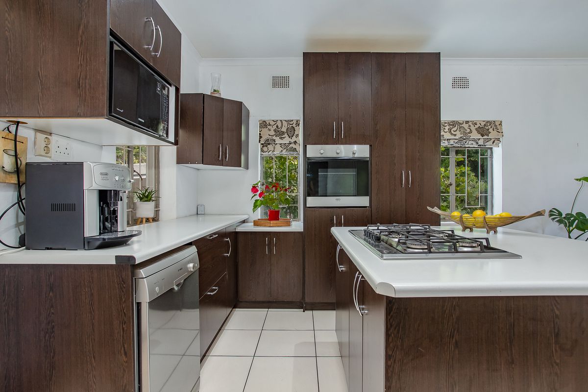 Charming Family Home in Quiet Neigbourhood - Photo 4