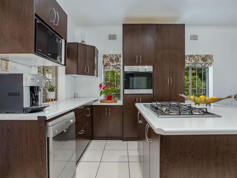 Charming Family Home in Quiet Neigbourhood - Photo 4