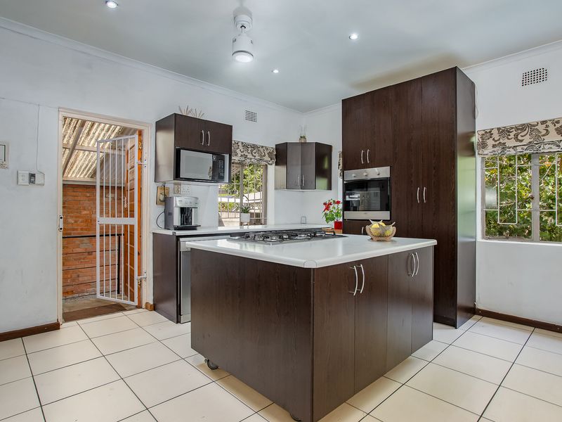 Charming Family Home in Quiet Neigbourhood - Photo 7