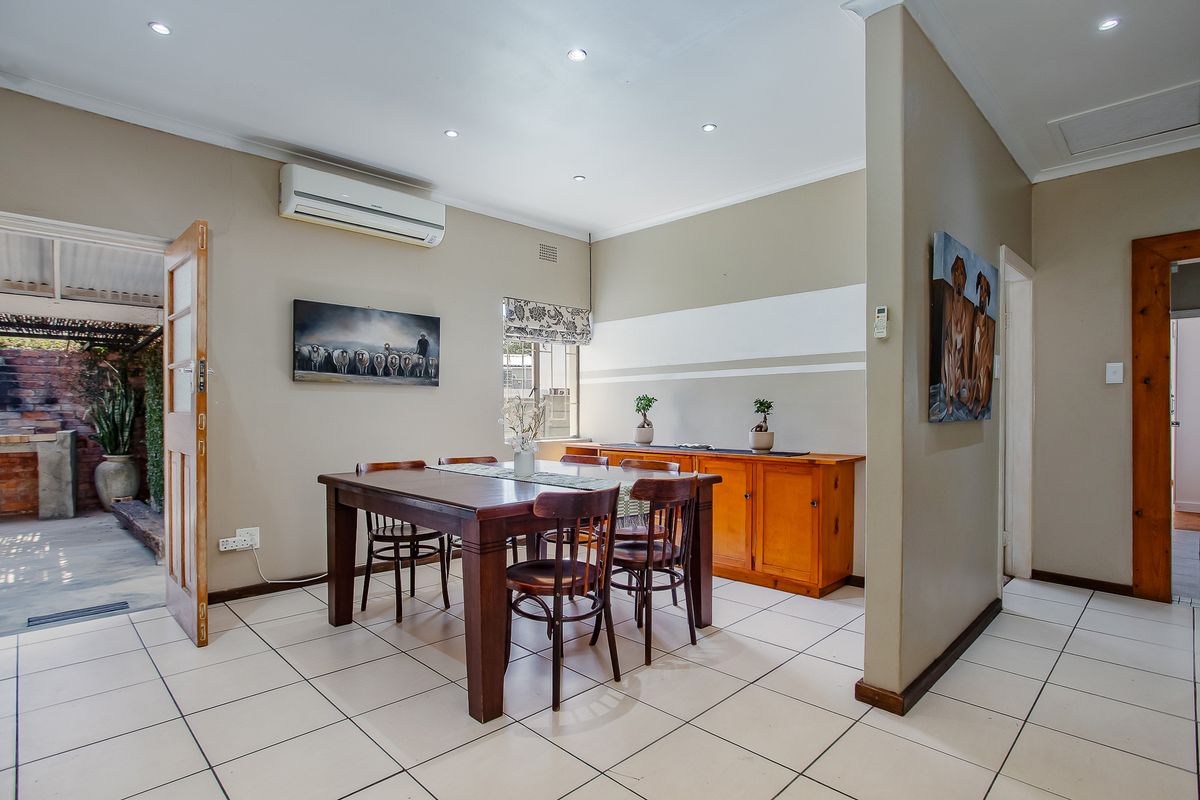 Charming Family Home in Quiet Neigbourhood - Photo 3