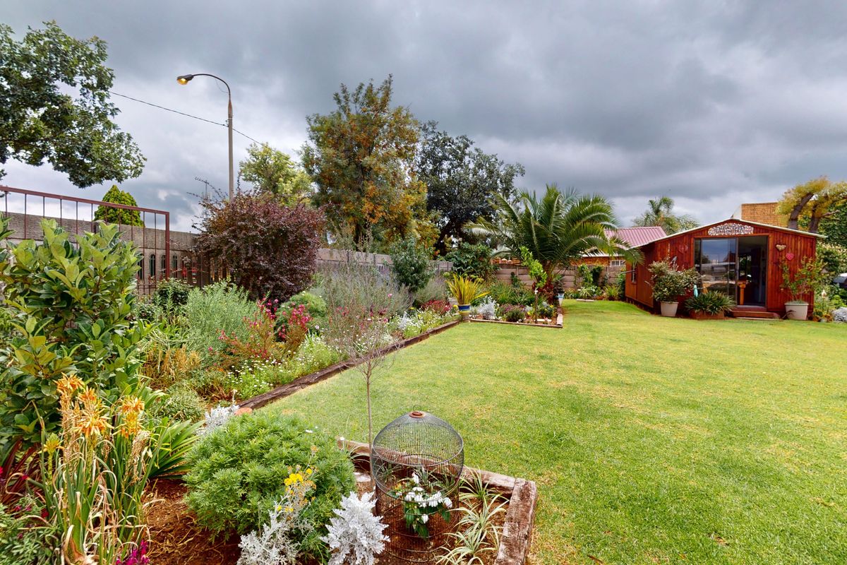 Spacious Family Home with Solar Power, Landscaped Garden & Versatile Extra Spaces - Photo 3