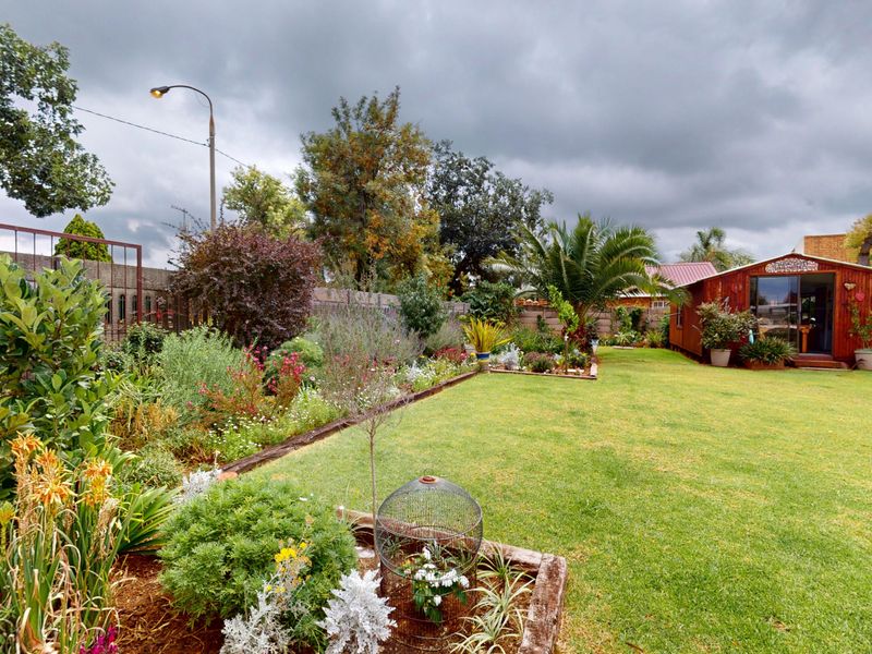 Spacious Family Home with Solar Power, Landscaped Garden & Versatile Extra Spaces - Photo 3