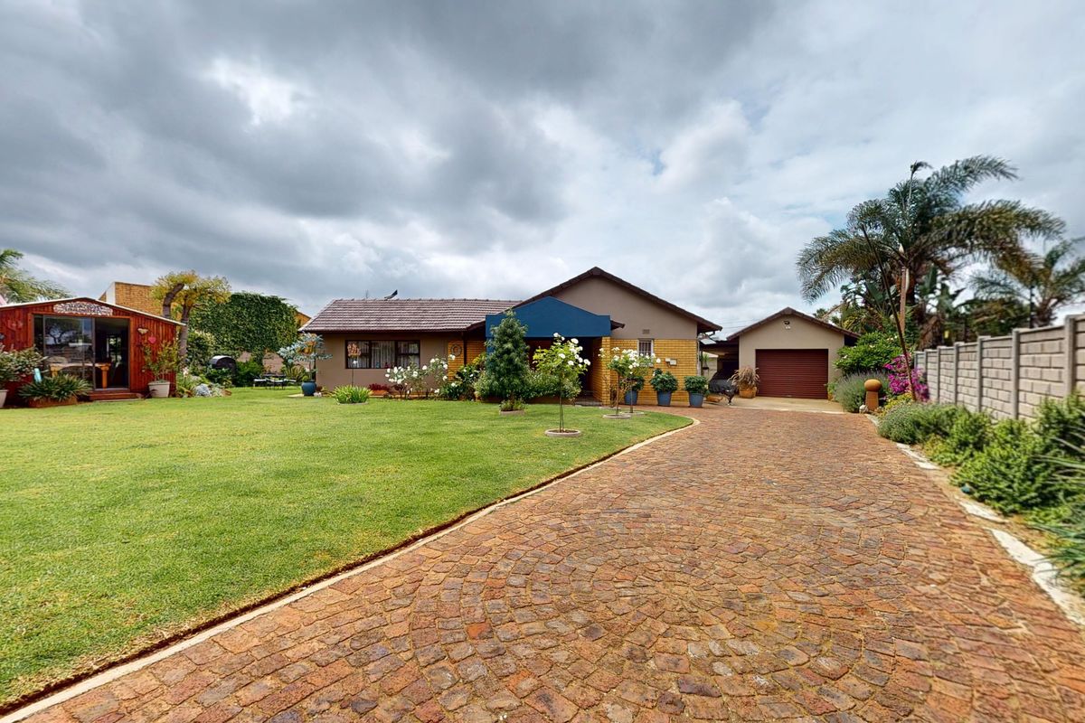 Spacious Family Home with Solar Power, Landscaped Garden & Versatile Extra Spaces - Photo 2