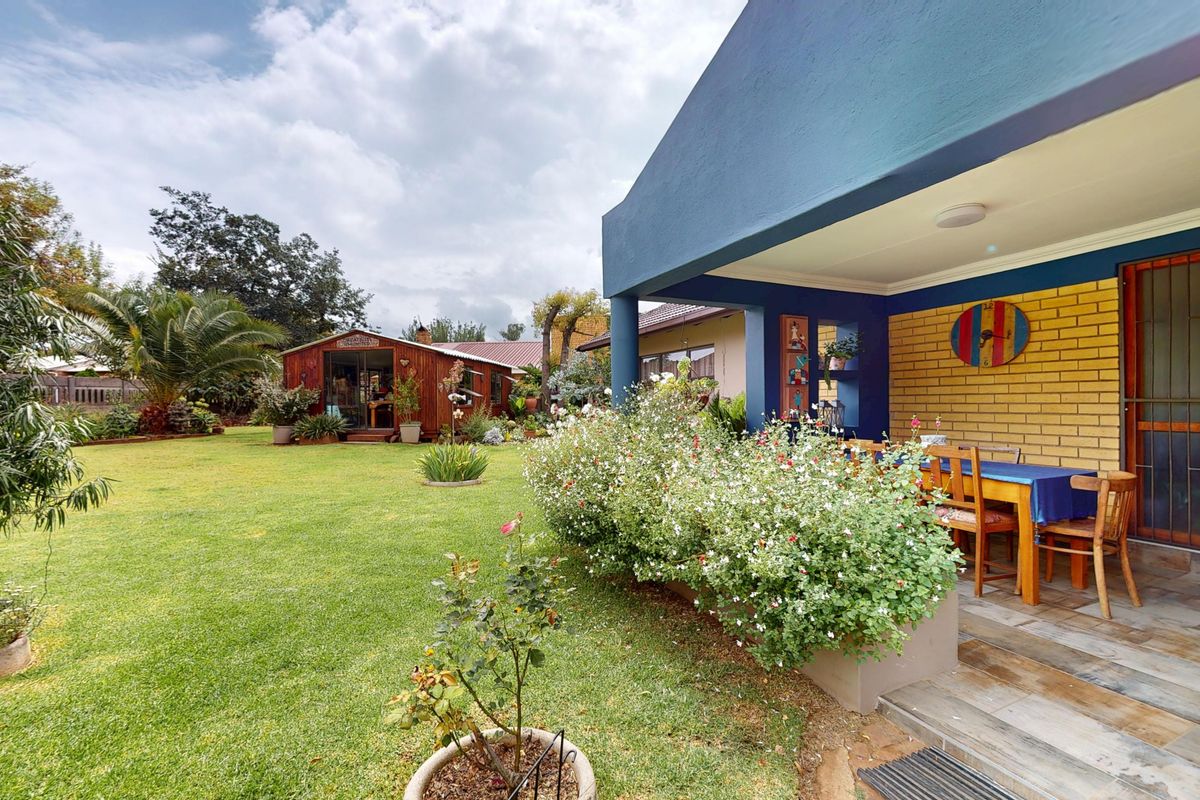 Spacious Family Home with Solar Power, Landscaped Garden & Versatile Extra Spaces - Photo 4