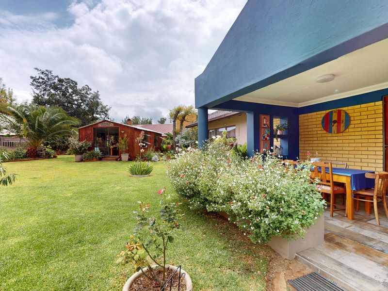 Spacious Family Home with Solar Power, Landscaped Garden & Versatile Extra Spaces - Photo 4