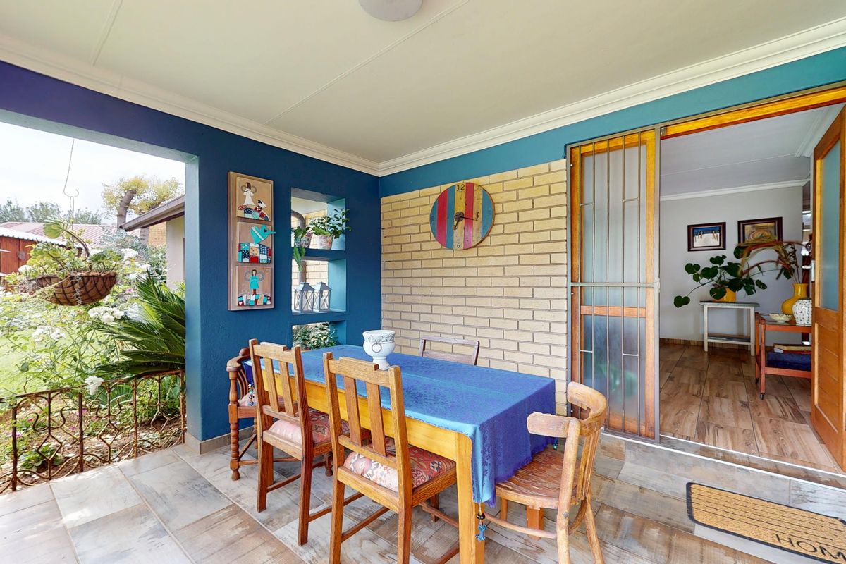 Spacious Family Home with Solar Power, Landscaped Garden & Versatile Extra Spaces - Photo 5