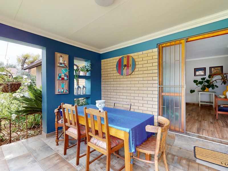 Spacious Family Home with Solar Power, Landscaped Garden & Versatile Extra Spaces - Photo 5