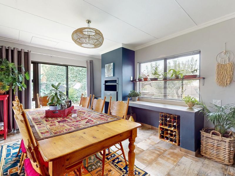 Spacious Family Home with Solar Power, Landscaped Garden & Versatile Extra Spaces - Photo 10