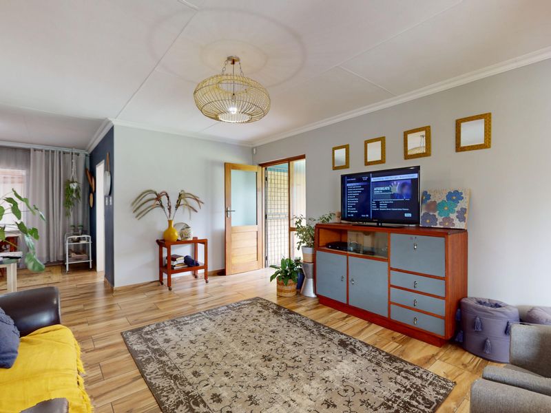 Spacious Family Home with Solar Power, Landscaped Garden & Versatile Extra Spaces - Photo 6