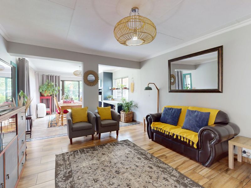 Spacious Family Home with Solar Power, Landscaped Garden & Versatile Extra Spaces - Photo 7