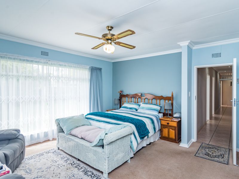 Exceptional 4 Bedroom Family Home with Stunning Garden, Heated Pool & Extensive Garaging - Photo 9