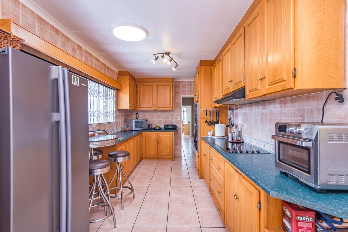 Exceptional 4 Bedroom Family Home with Stunning Garden, Heated Pool & Extensive Garaging - Photo 2