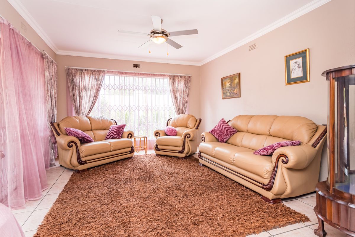 Exceptional 4 Bedroom Family Home with Stunning Garden, Heated Pool & Extensive Garaging - Photo 3