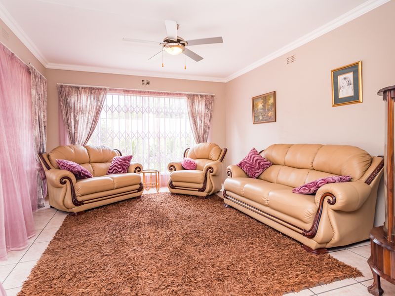 Exceptional 4 Bedroom Family Home with Stunning Garden, Heated Pool & Extensive Garaging - Photo 3