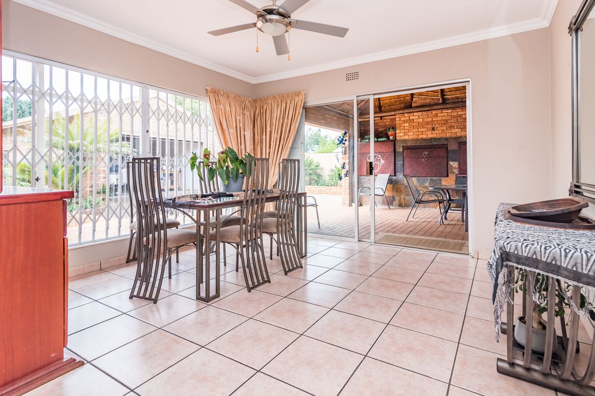 Exceptional 4 Bedroom Family Home with Stunning Garden, Heated Pool & Extensive Garaging - Photo 5