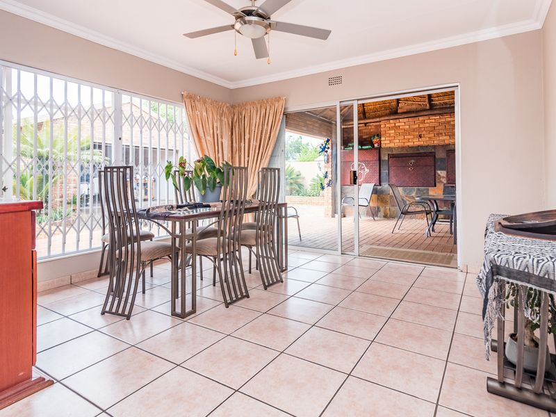 Exceptional 4 Bedroom Family Home with Stunning Garden, Heated Pool & Extensive Garaging - Photo 5