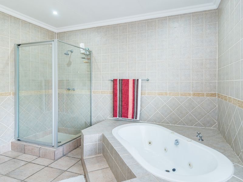 Exceptional 4 Bedroom Family Home with Stunning Garden, Heated Pool & Extensive Garaging - Photo 10