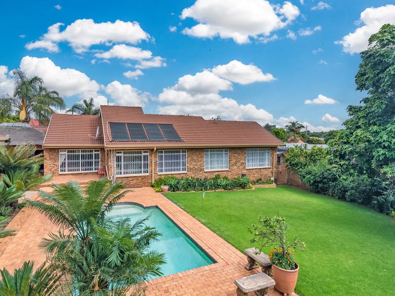 Exceptional 4 Bedroom Family Home with Stunning Garden, Heated Pool & Extensive Garaging - Photo 8