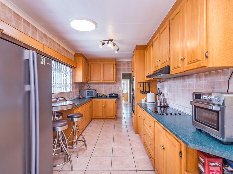Exceptional 4 Bedroom Family Home with Stunning Garden, Heated Pool & Extensive Garaging - Photo 3