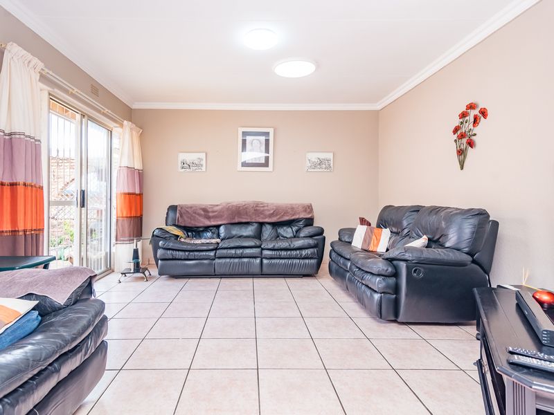 Exceptional 4 Bedroom Family Home with Stunning Garden, Heated Pool & Extensive Garaging - Photo 5