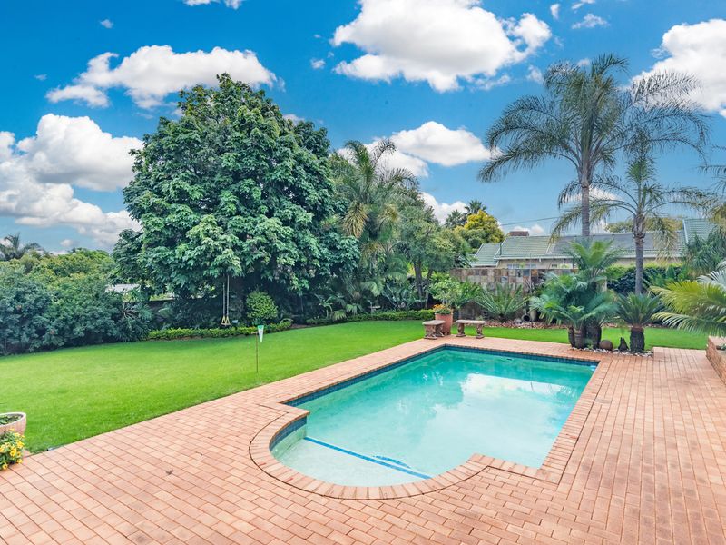 Exceptional 4 Bedroom Family Home with Stunning Garden, Heated Pool & Extensive Garaging - Photo 2