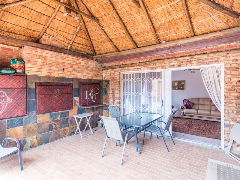 Exceptional 4 Bedroom Family Home with Stunning Garden, Heated Pool & Extensive Garaging - Photo 7