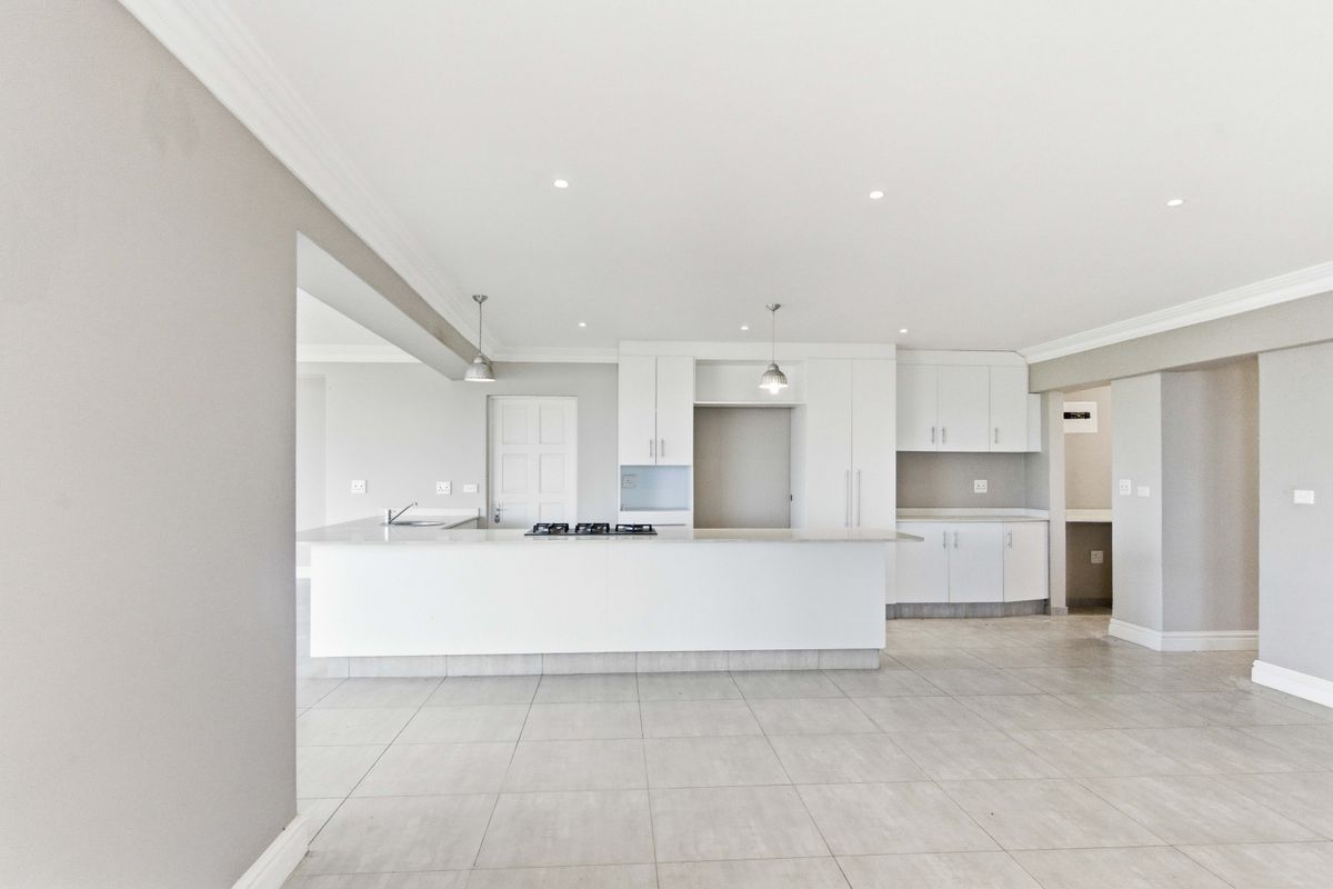 Elegant Apartment Living - Photo 3