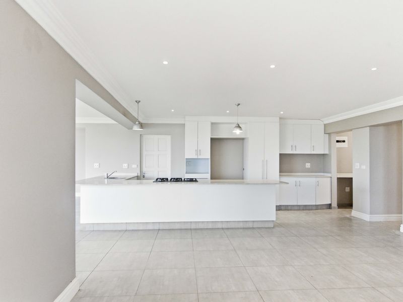 Elegant Apartment Living - Photo 3