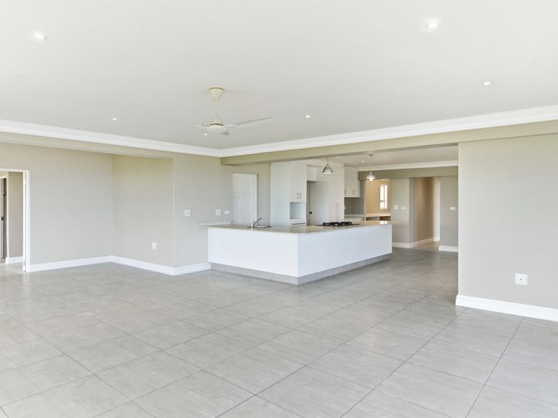 Elegant Apartment Living - Photo 9