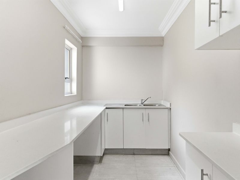 Elegant Apartment Living - Photo 8