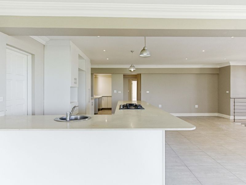 Elegant Apartment Living - Photo 7