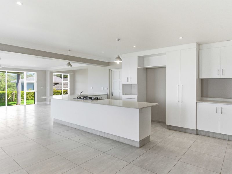 Elegant Apartment Living - Photo 6