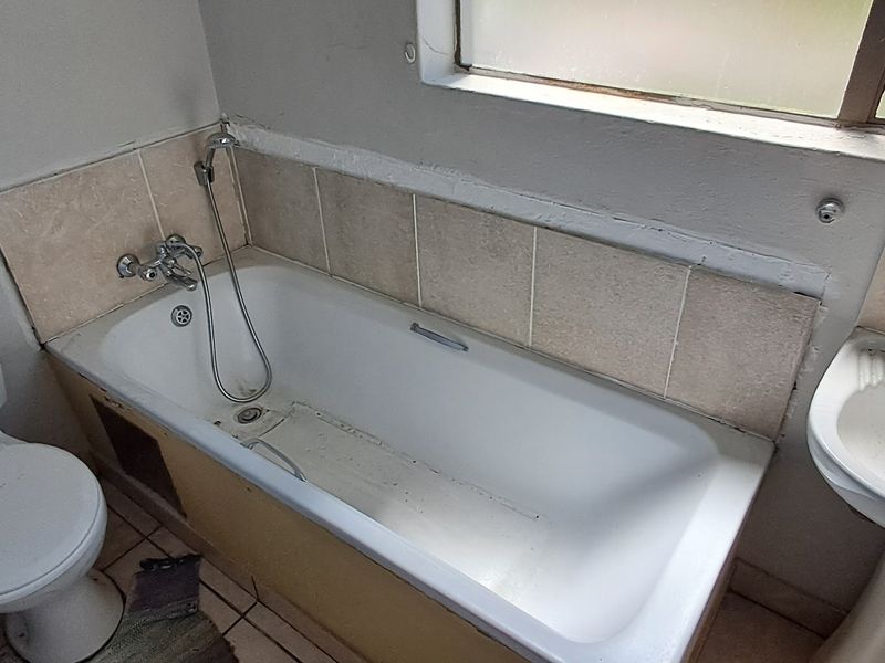 Flat For Sale In Newcastle - Photo 5